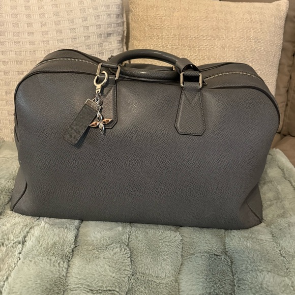 LOUIS VUITTON Neo Kendall Taiga Leather Travel Bag with LV keychain - Picture 2 of 15